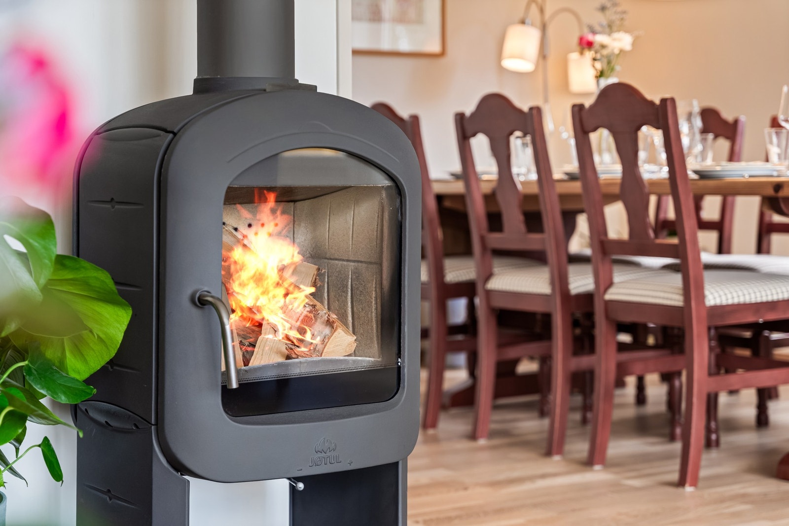 En peisovn fra 2003 skaper ekstra hygge i den kalde årstiden, mens en varmepumpe sørger for jevn temperatur gjennom året. Galleribilde