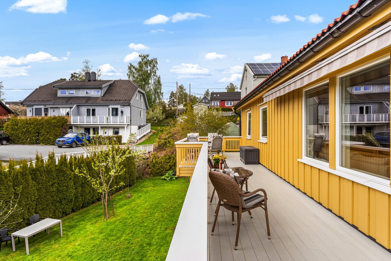 Verandaen er fra 2014 og har dekke av terrassebord, rekkverk i tre, skjermende markise og god plass til utemøbler. Galleribilde