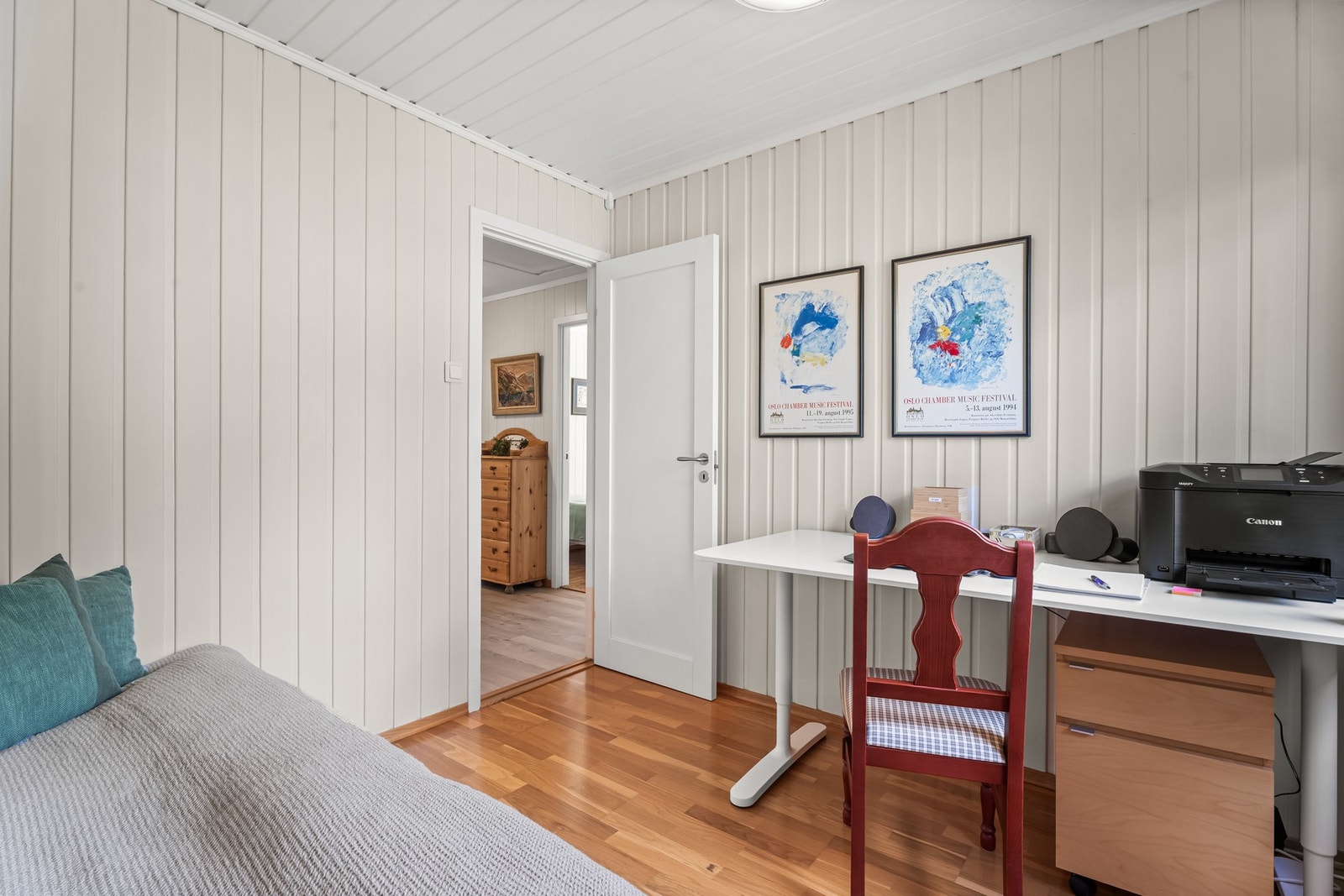 Soverommene oppe har laminatgulv, lysmalte panelplater på veggene og hvitmalt panelhimling. Galleribilde
