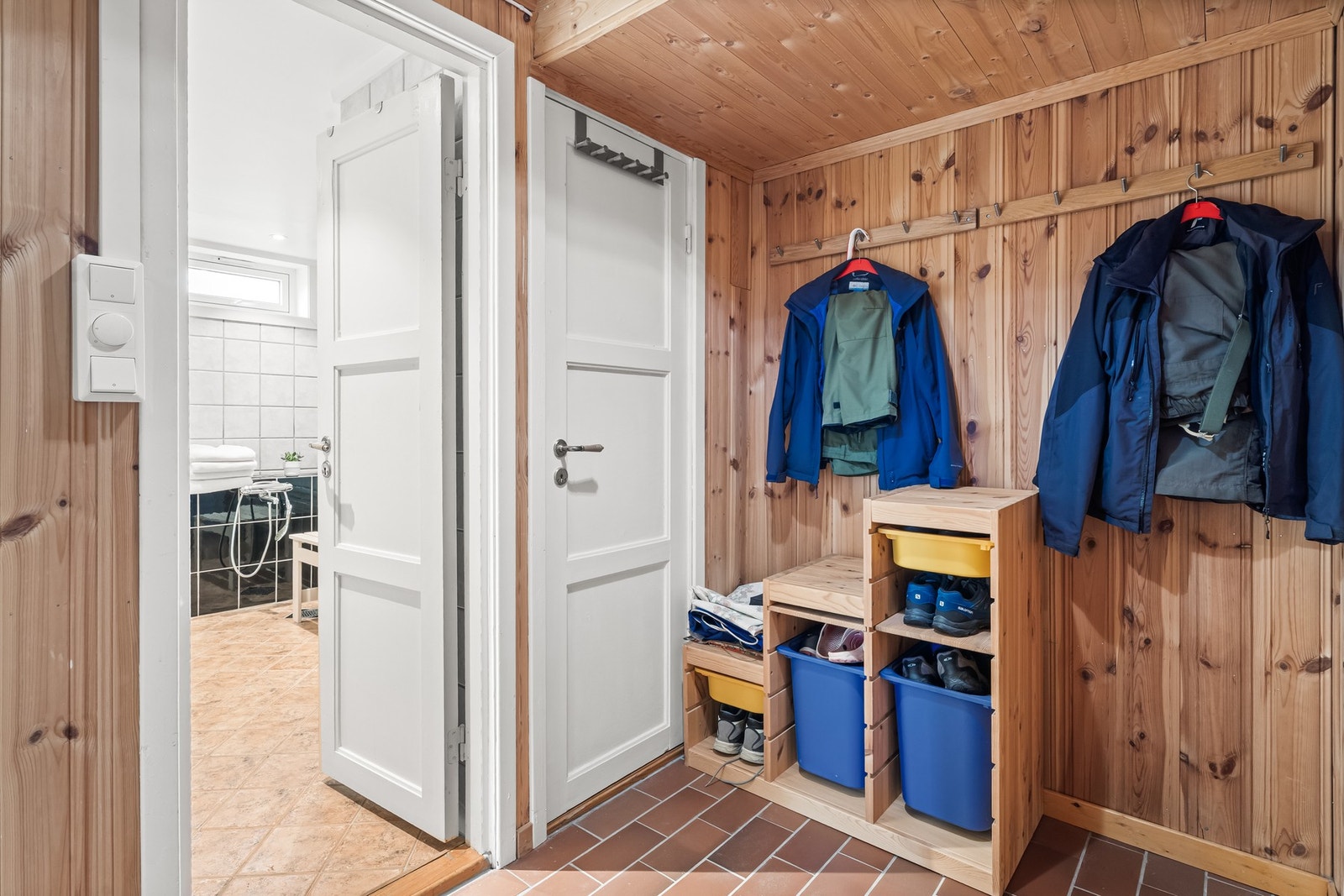 Fra gang går turen videre til bad og vaskerom. Galleribilde