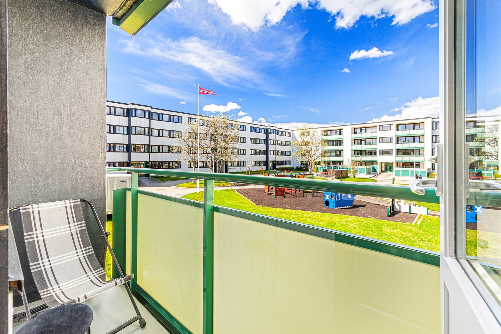 Hyggelig utsikt fra balkongen mot grønt og velholdt fellesområde. Galleribilde