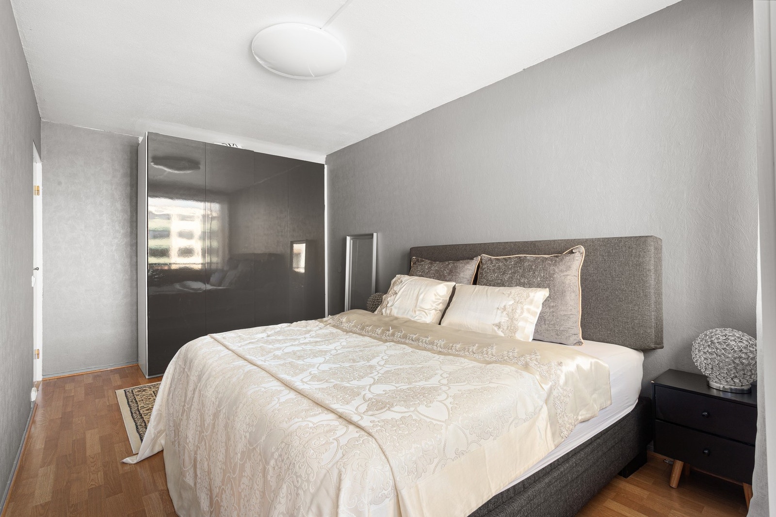 Hovedsoverom på 13 m² med god plass til dobbeltseng og garderobeskap. Galleribilde