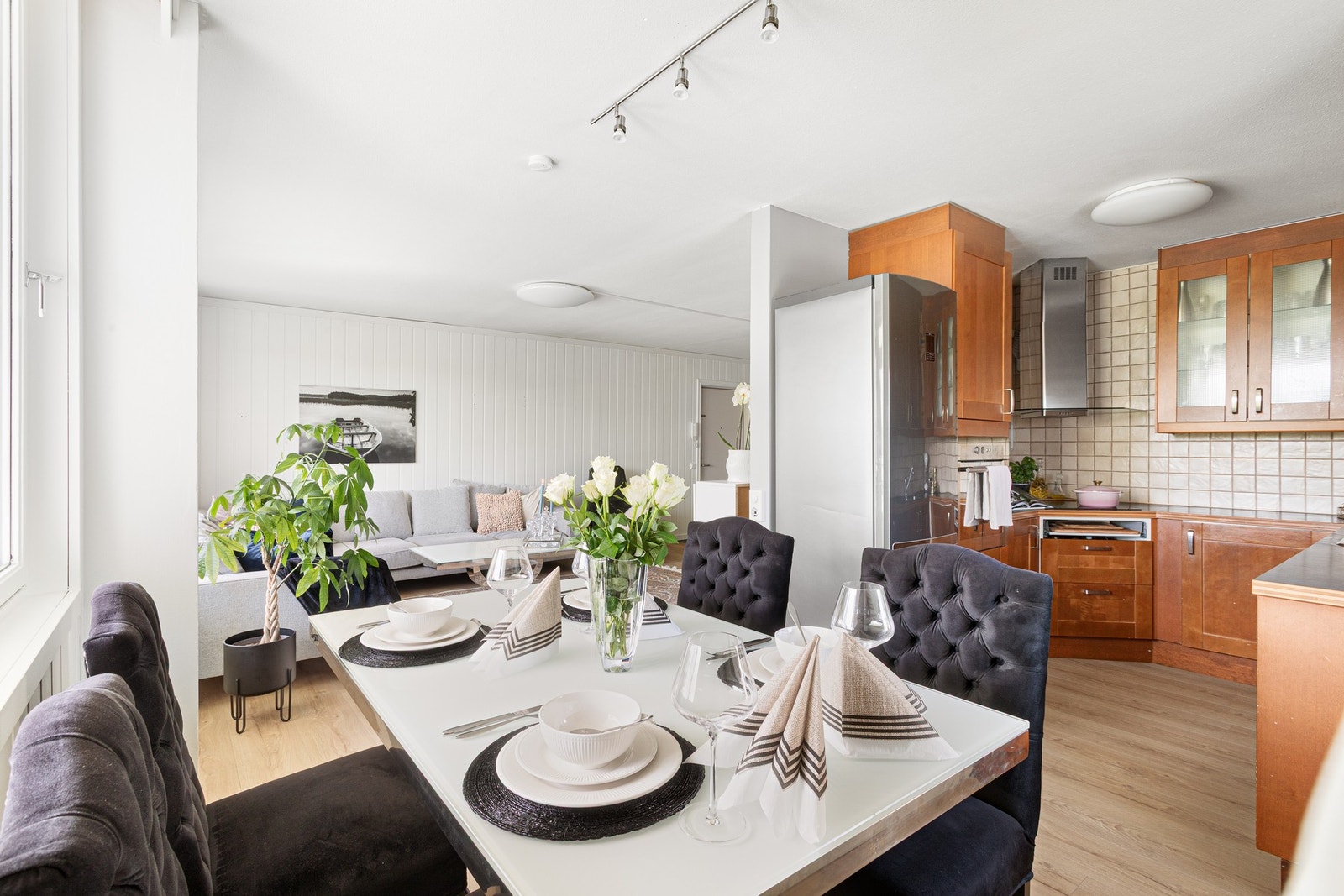 God plass til spisegruppe, perfekt for hyggelige sammenkomster med familie og venner. Galleribilde