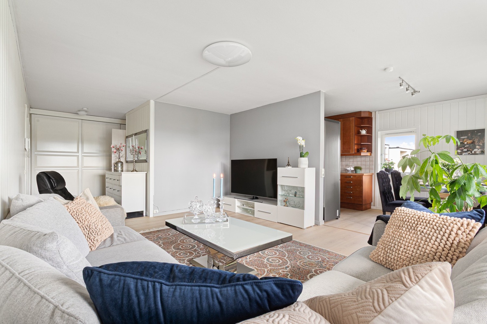 Lys og romslig oppholdsrom på 34 m² med gode møbleringsmuligheter. Galleribilde
