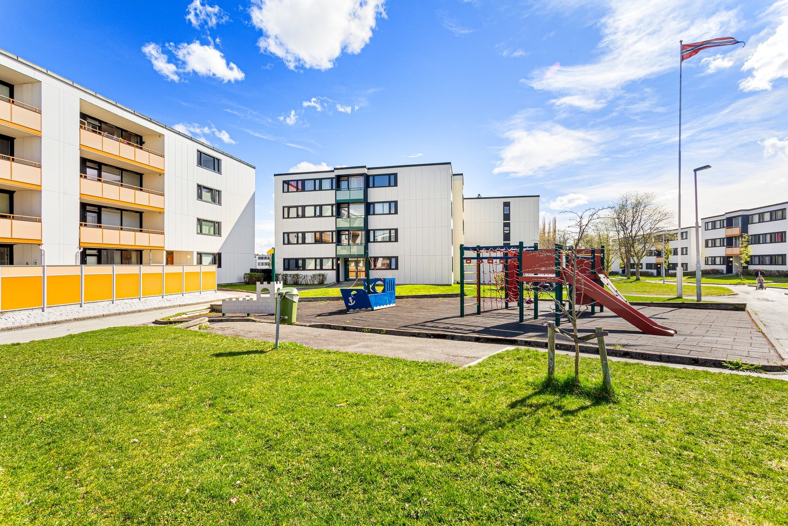 Området er meget barnevennlig med lite trafikk og lekeplasser i gatetun. Galleribilde