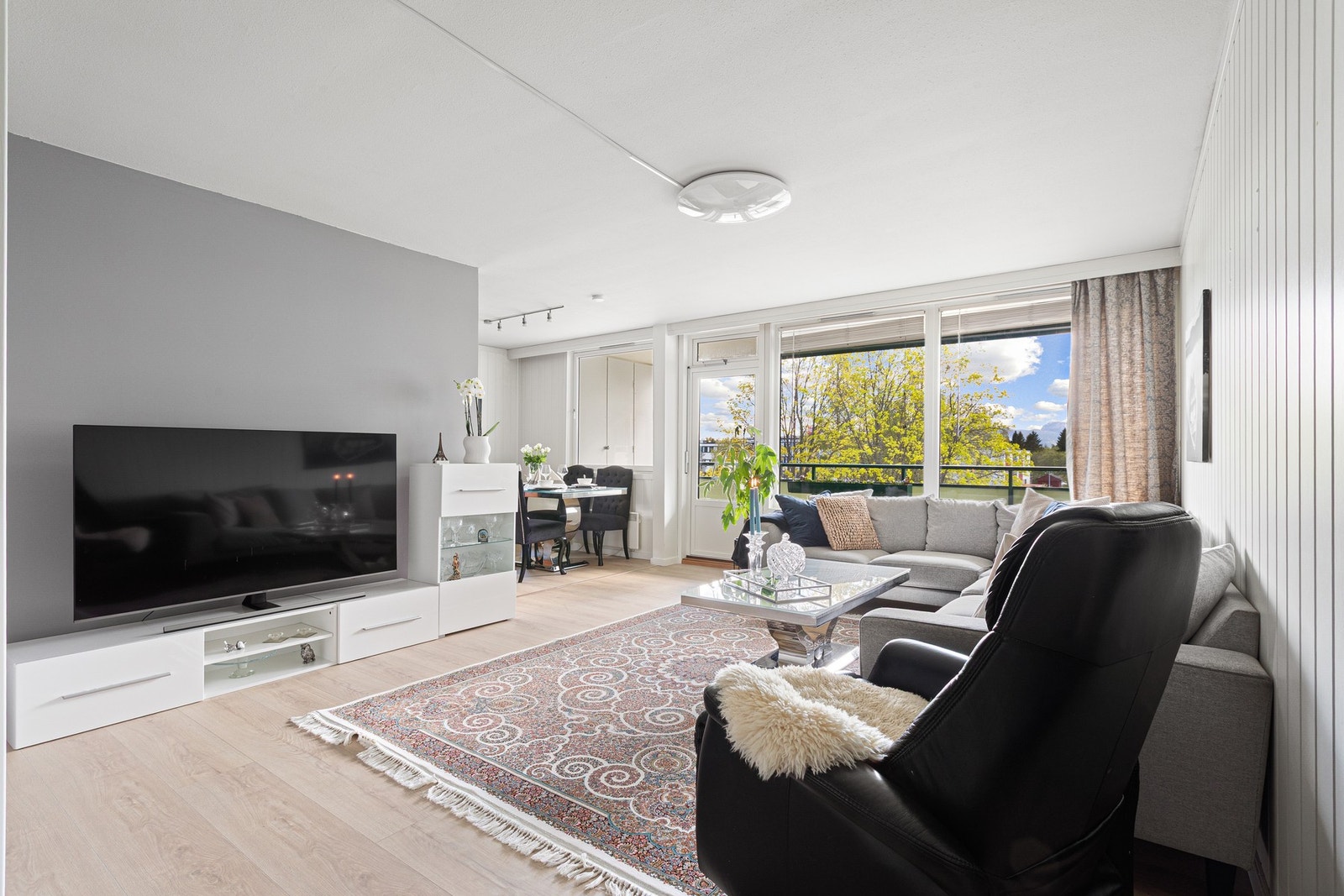 Store vindusflater slipper inn rikelig med dagslys og gir stuen en lys og luftig atmosfære. Galleribilde