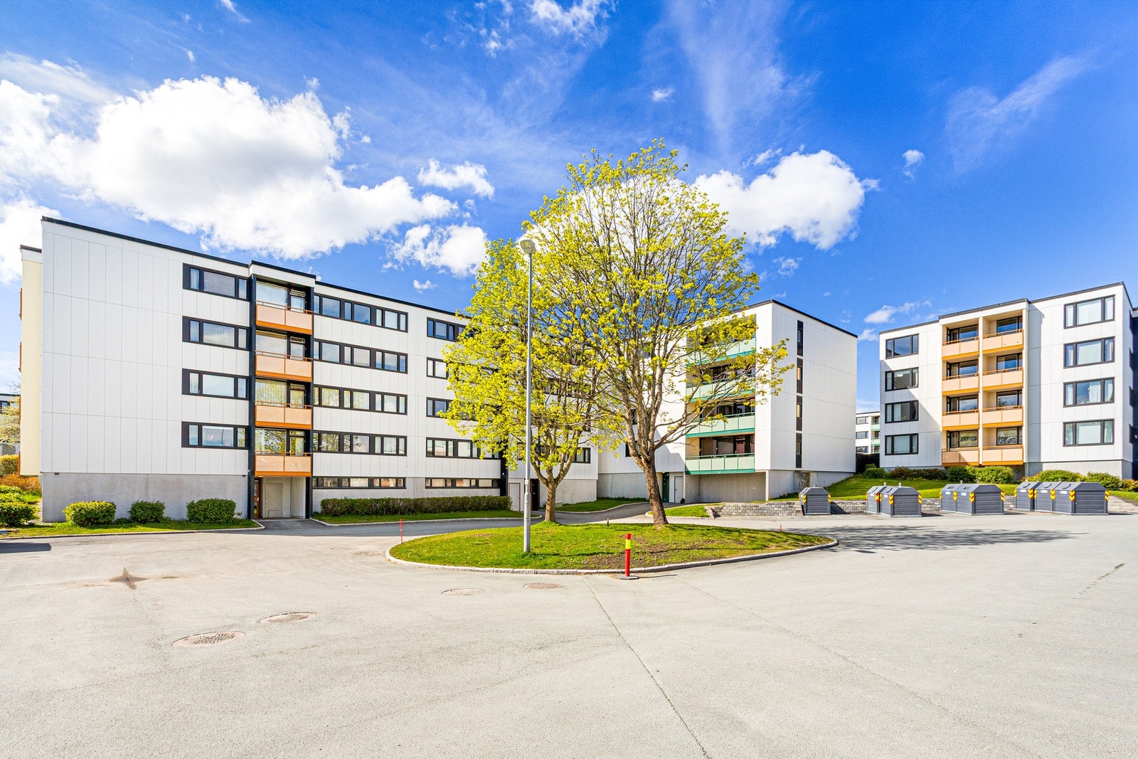 Leiligheten ligger i et rolig og etablert boligområde på Saupstad. Galleribilde