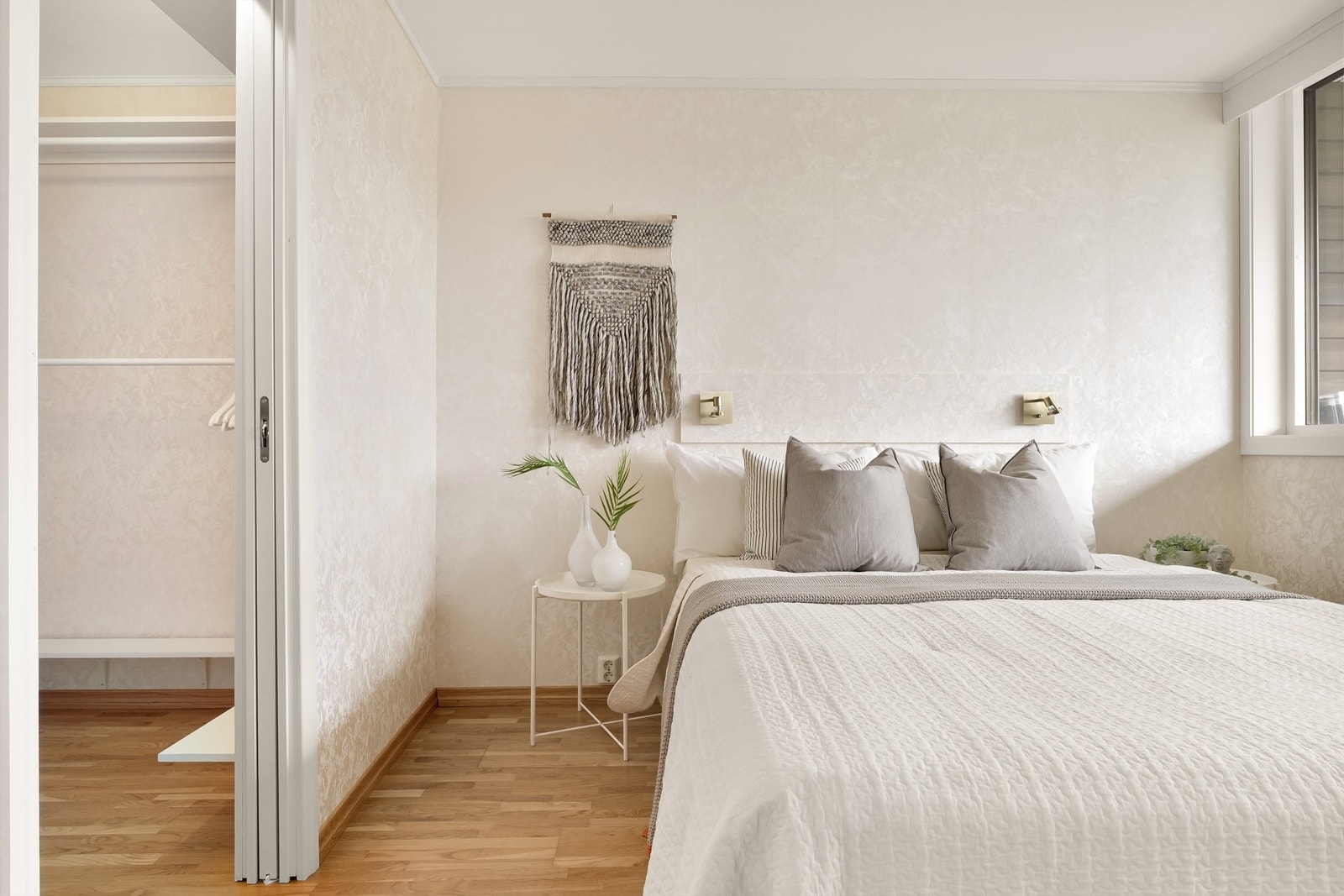 Fra hovedsoverom har man inngang til walk-in closet og gjennomgang til bad. Galleribilde