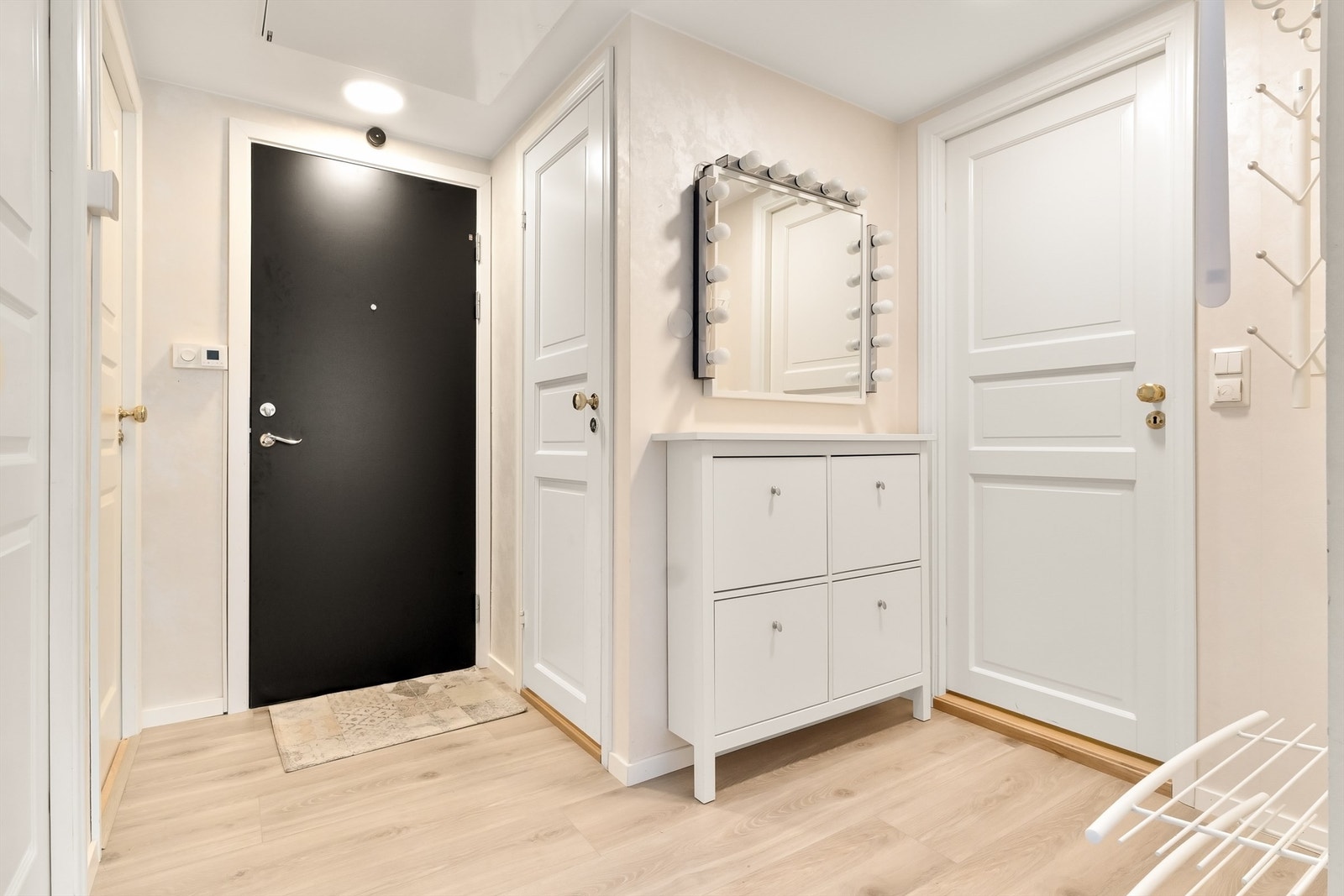 Entrè med varme i gulv og mulighet for oppheng og oppbevaring. Galleribilde