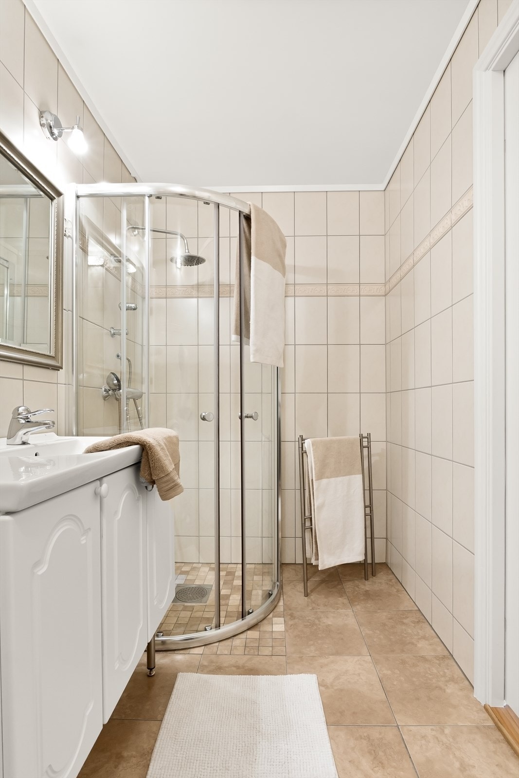Helfliset bad med varme i gulv. Galleribilde