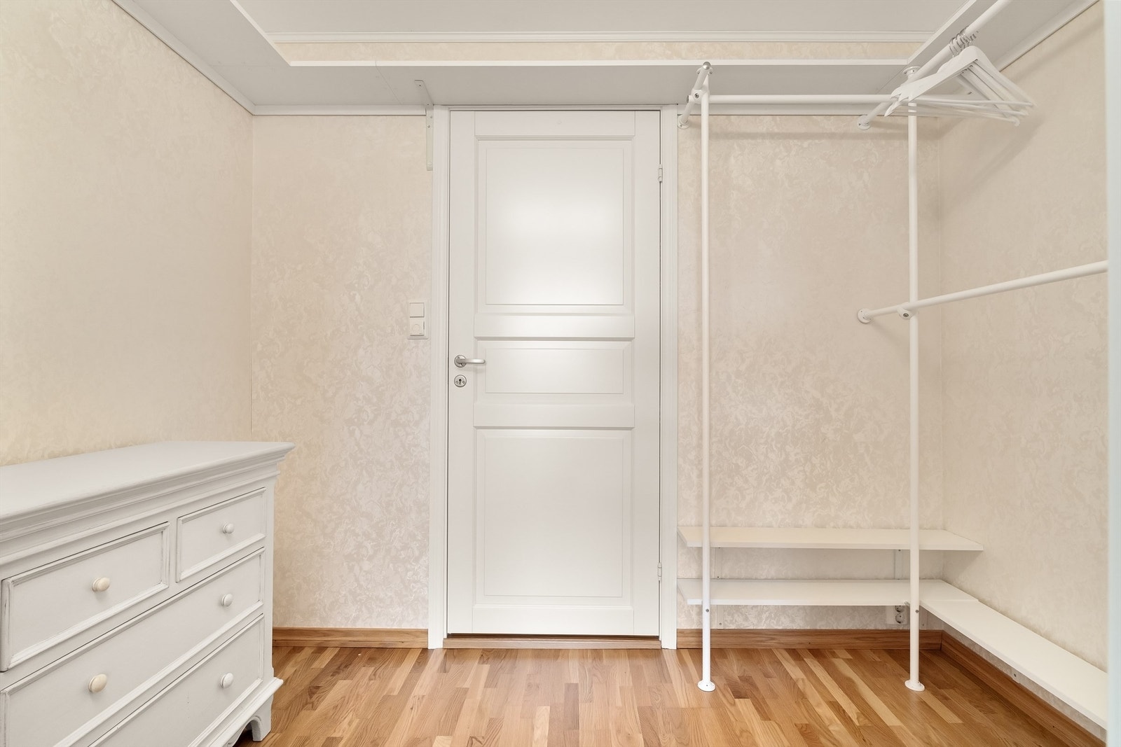 Walk-in garderobe med plass til masse oppbevaring og direkte inngang til bad. Galleribilde
