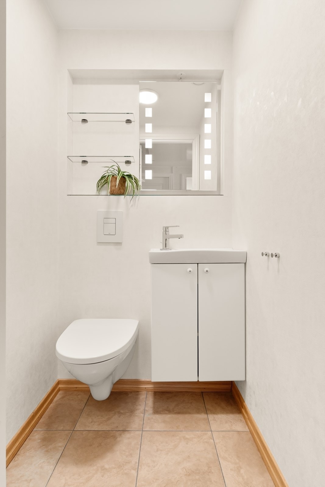 Eget WC rom med fliser på gulv og tapetserte vegger. Galleribilde