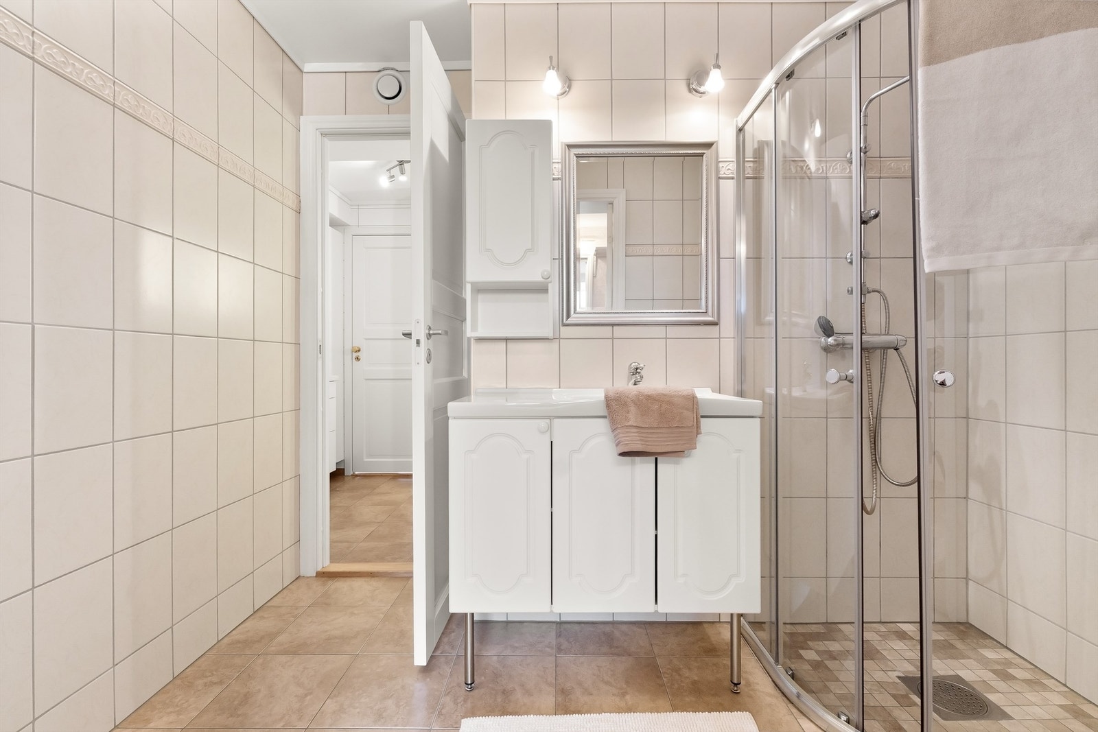 Fra badet er det inngang til vaskerom, en praktisk og fin løsning. Galleribilde