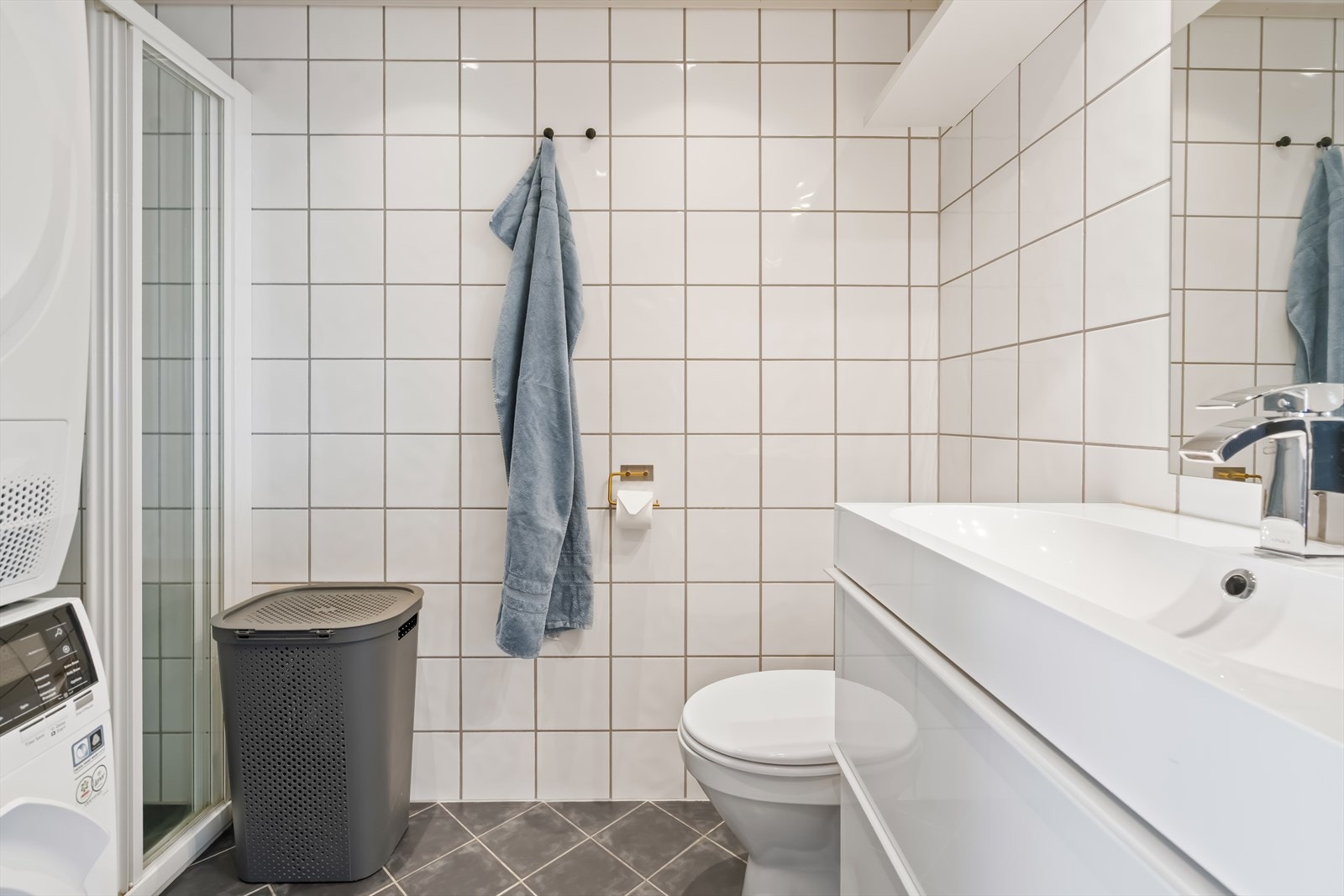 Badet er flislagt og har elektriske varmekabler i gulvet. Galleribilde