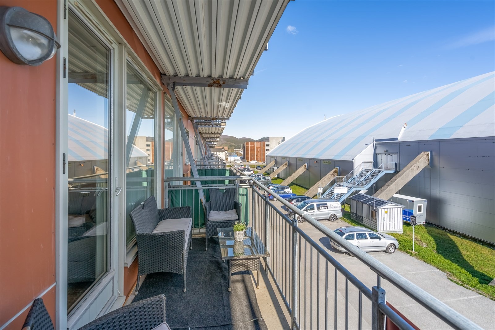 Fra stuen er det direkte utgang til en balkong, som utvider oppholdsrommet på varme dager. Galleribilde