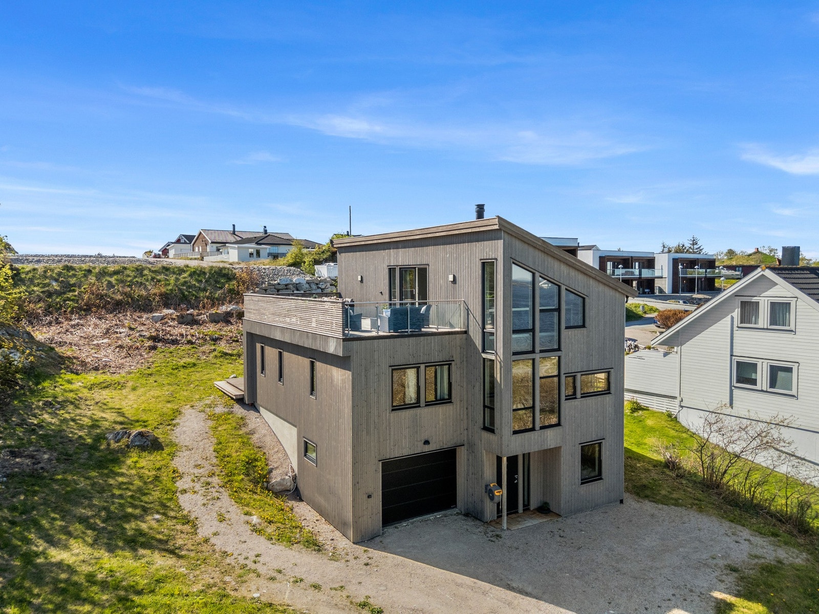 EIE eiendomsmegling ved Kenneth Kashtanjeva Røvik har gleden av å presentere Nordføyveien 272! Foto: Interiørfoto v/Haukdal. Galleribilde