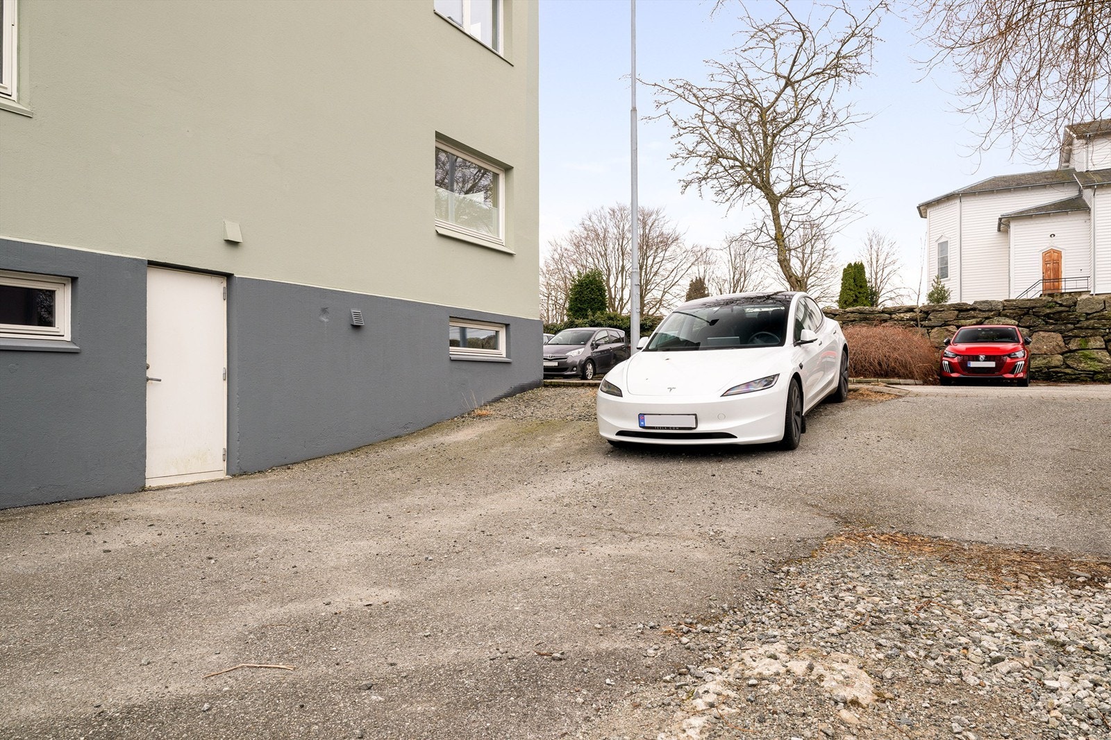 Det er felles parkeringsplass for sameiet. Sameiet har planlagt å installere en løsning for elbillader Galleribilde