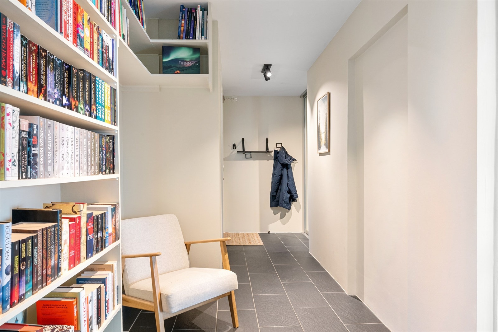 Inngangspartiet har skyvedørsgarderobe med speil, og kroker til å henge fra seg Galleribilde