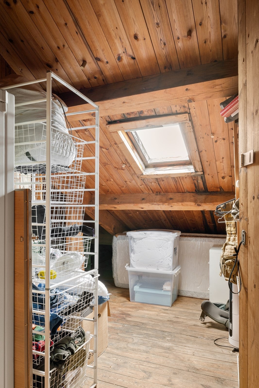 Bodrom på loft med gulvareal på 13 kvm (skråtak, kun 3 kvm er måleverdig) Galleribilde