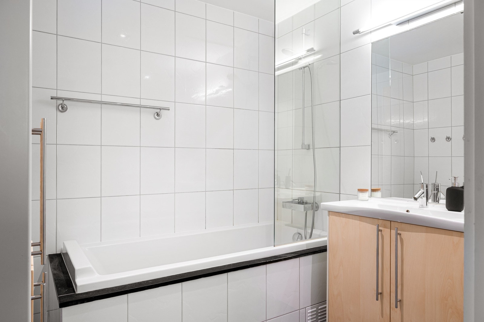 Badet har et stilrent inntrykk, med lyse og nøytrale farger Galleribilde