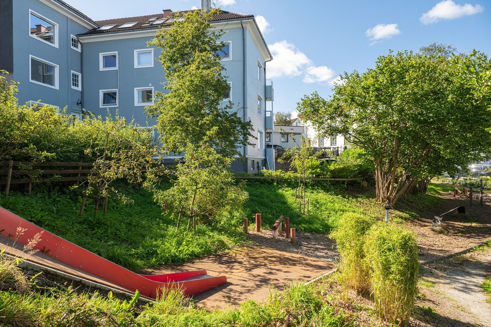 Hyggelig lekeplass rett ved leiligheten. Sameiet har også en felles platting utenfor 1. etg. Galleribilde