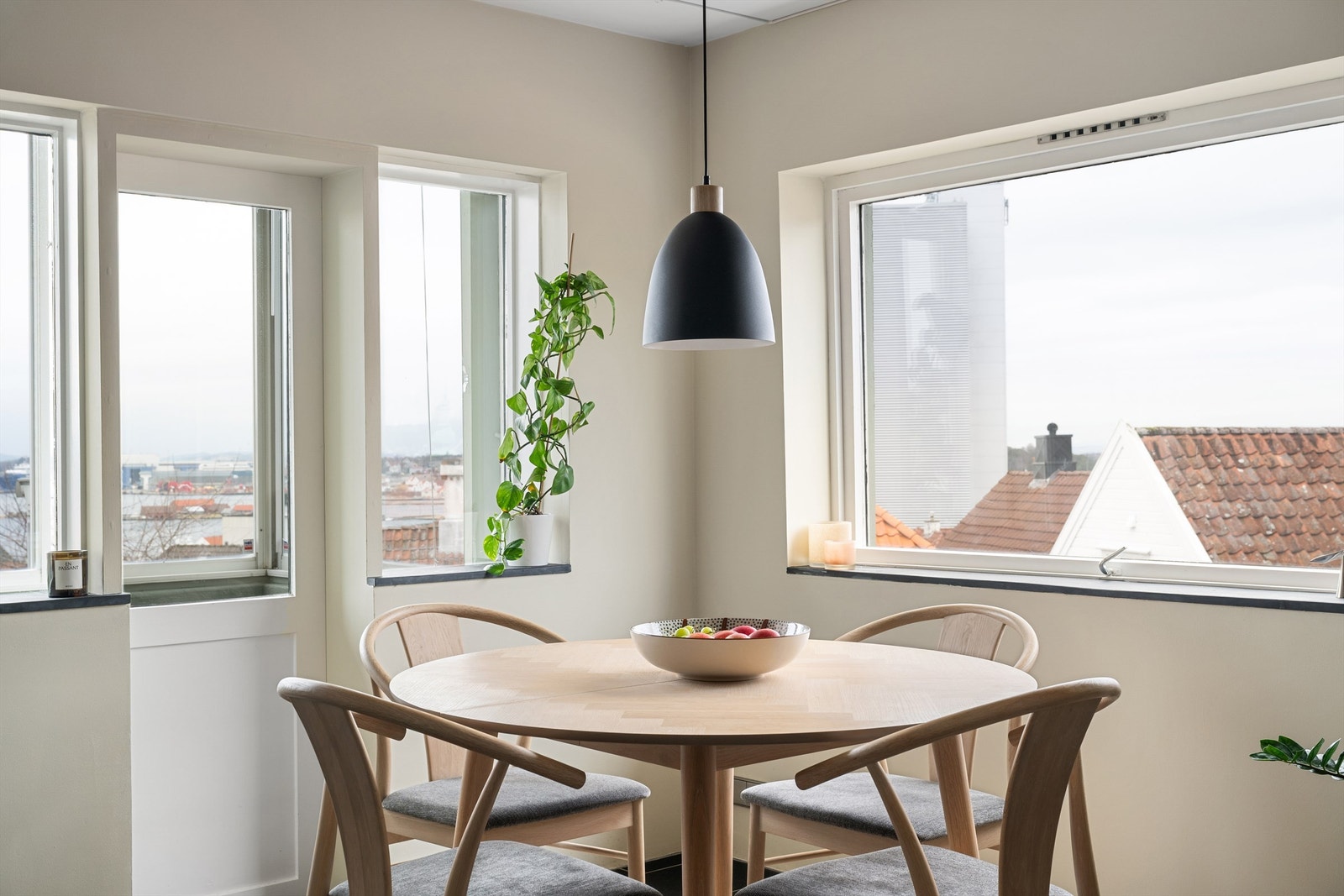 Hyggelig spisestue med store vindusflater Galleribilde