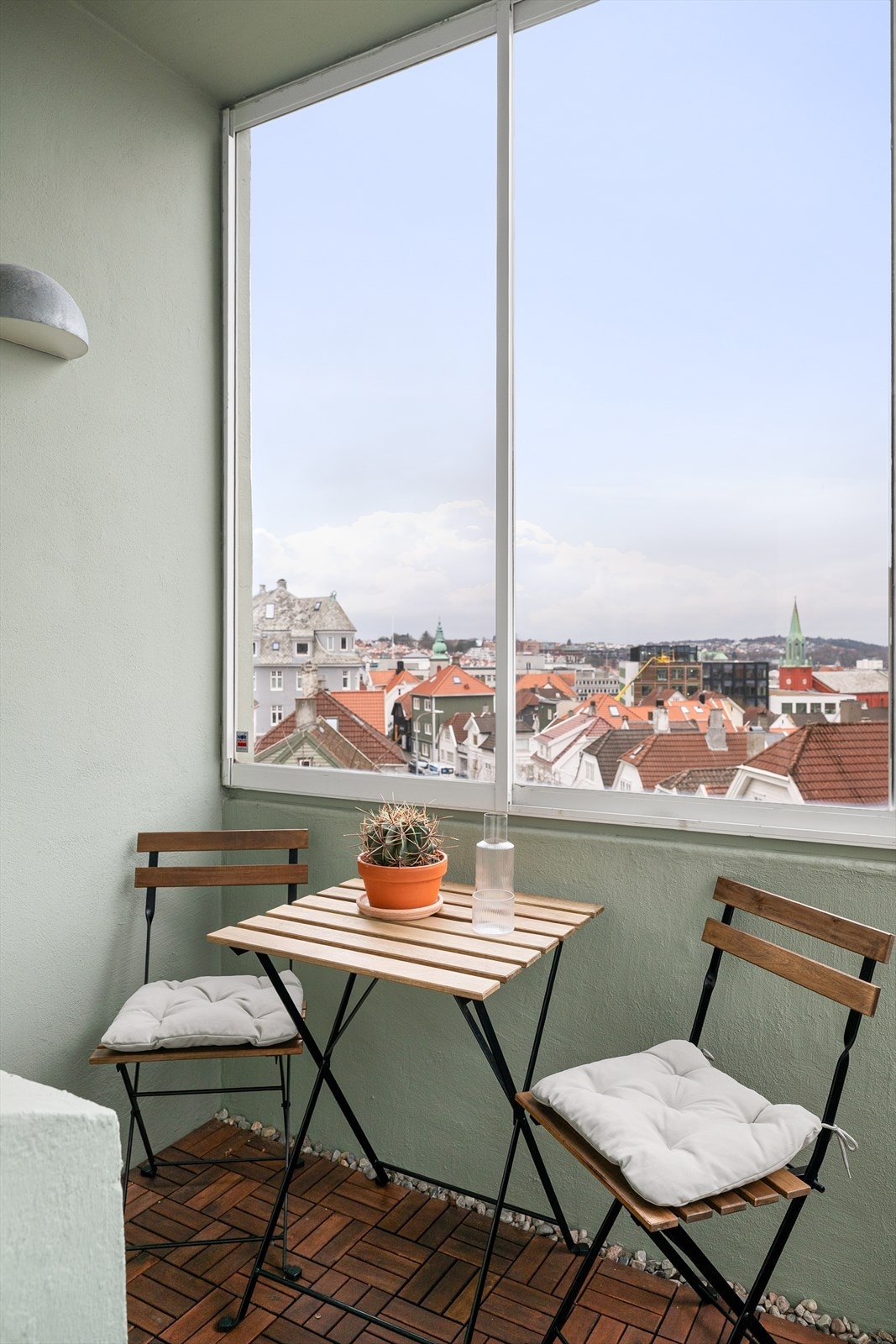 Balkongen fungerer som en forlengelse av stuen, og vinduene kan skyves helt til side Galleribilde