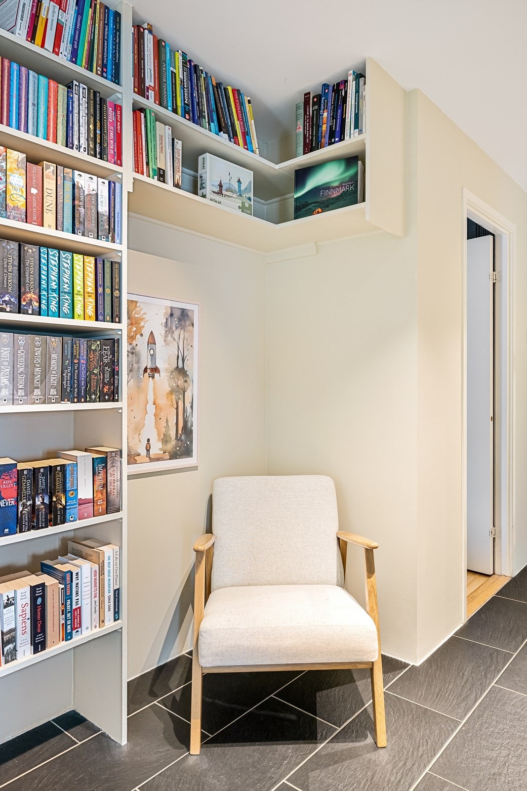 Her er det laget til en hyggelig biblioteksløsning, med plass til en skrivepult der stolen står Galleribilde