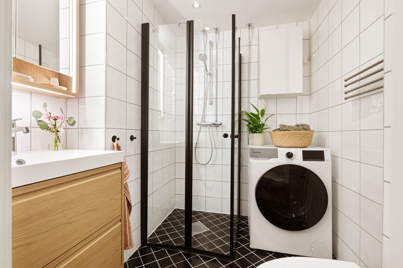 Badet er rehabilitert i 2006, i borettslagets regi. Innredningen i eikelook ble montert i 2026. Galleribilde