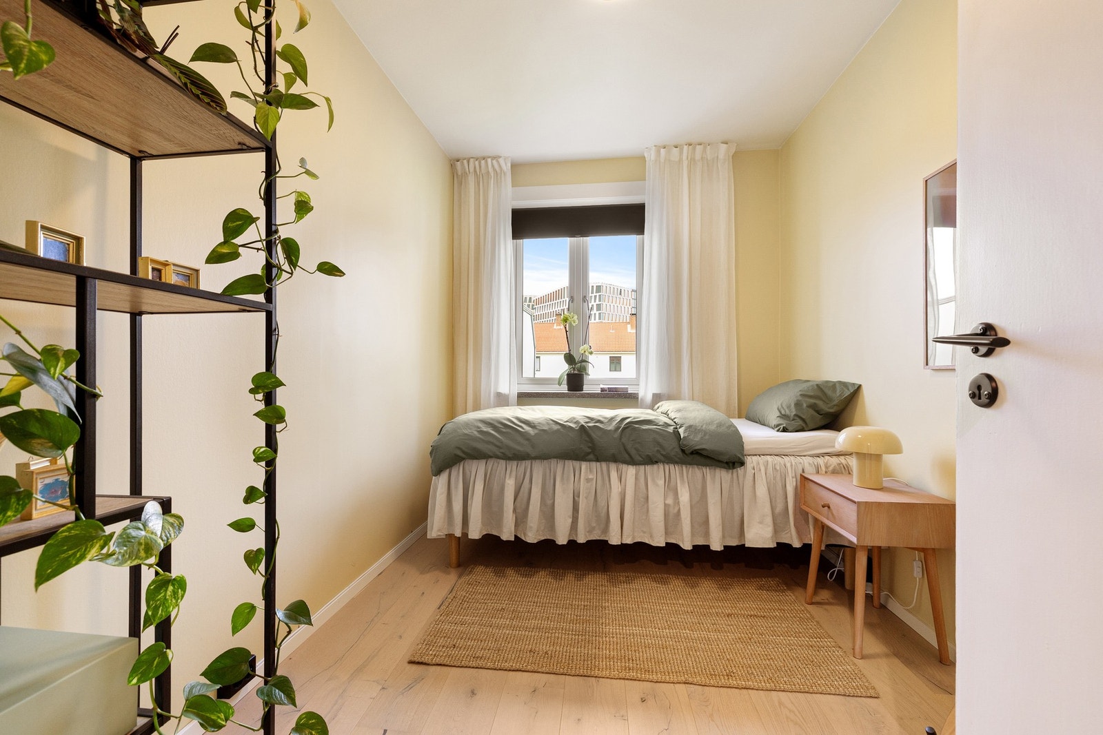 Leiligheten har to soverom. Dette er det minste. Galleribilde