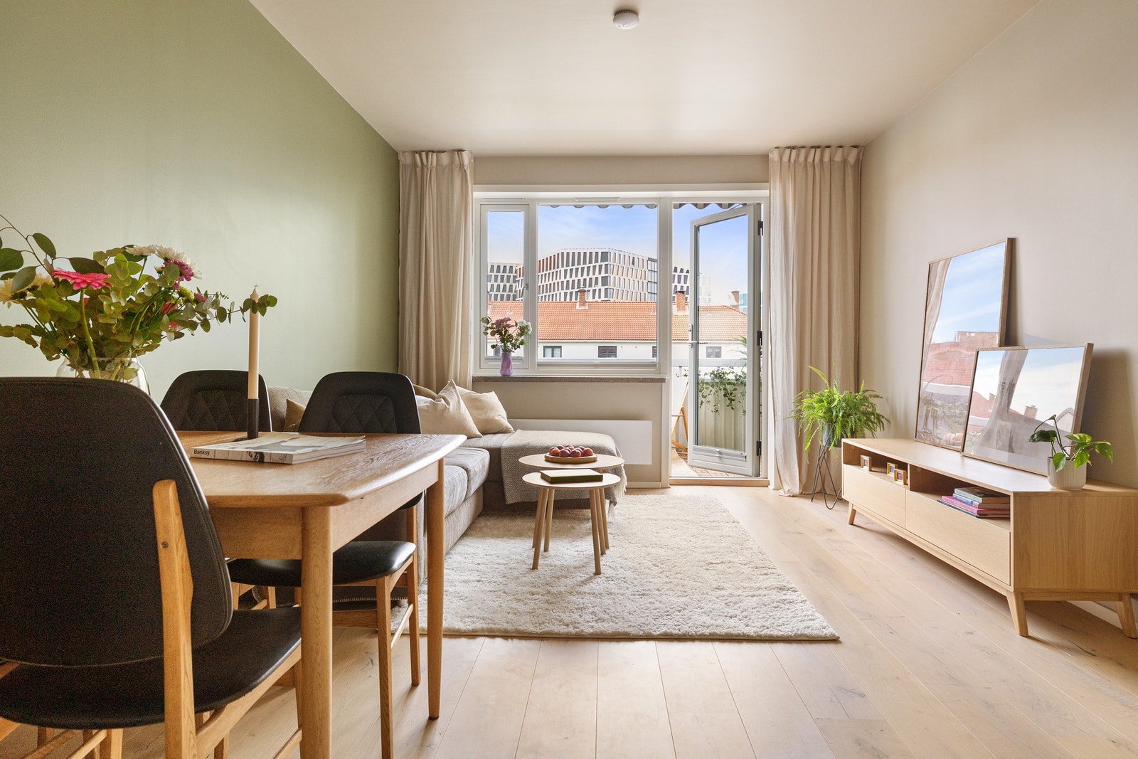 Overflater ble malt i en lys og lun palett, som passer godt. Galleribilde