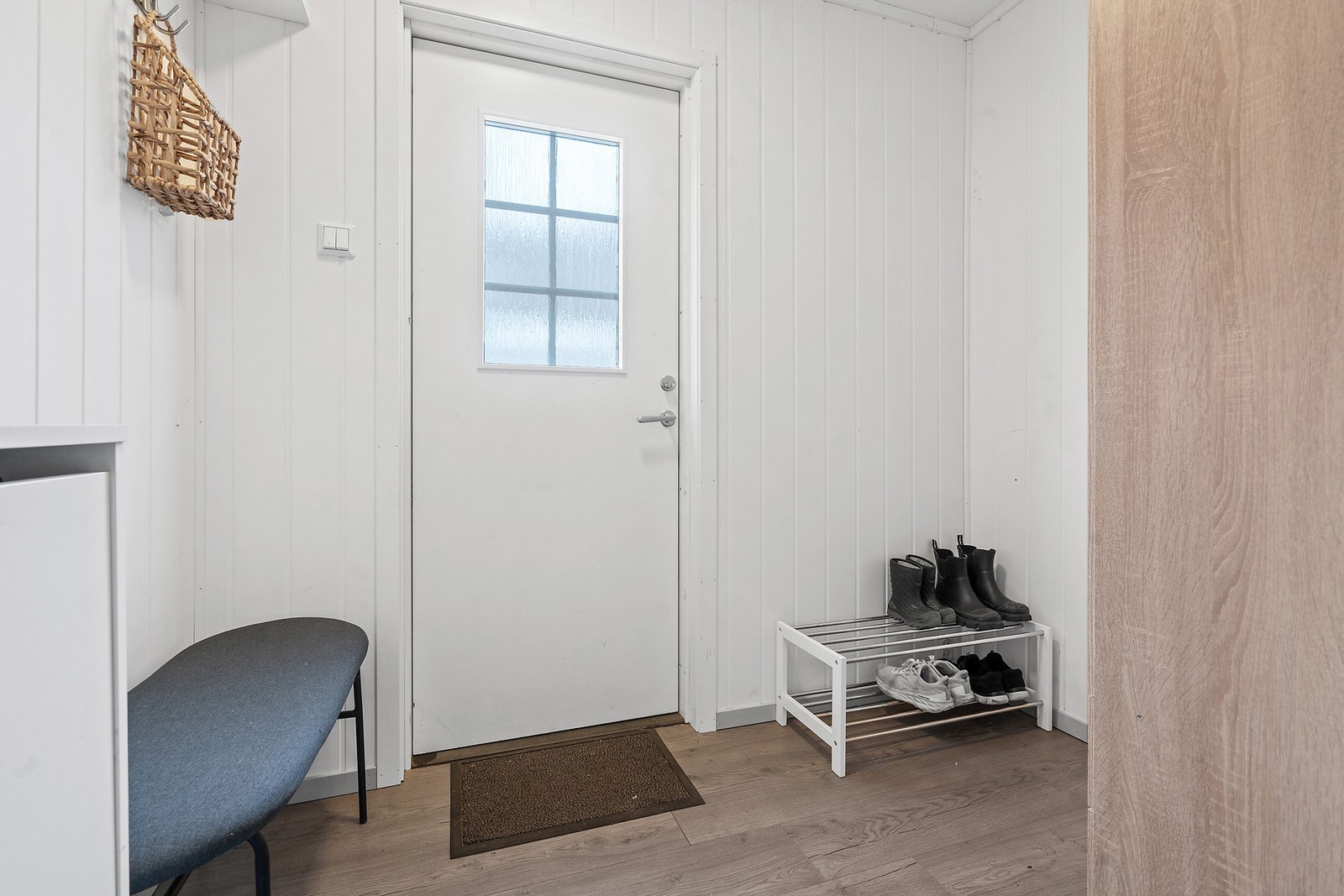 Inngangspartiet til hoveddelen har en malt ytterdør som ble skiftet i 2024. Galleribilde