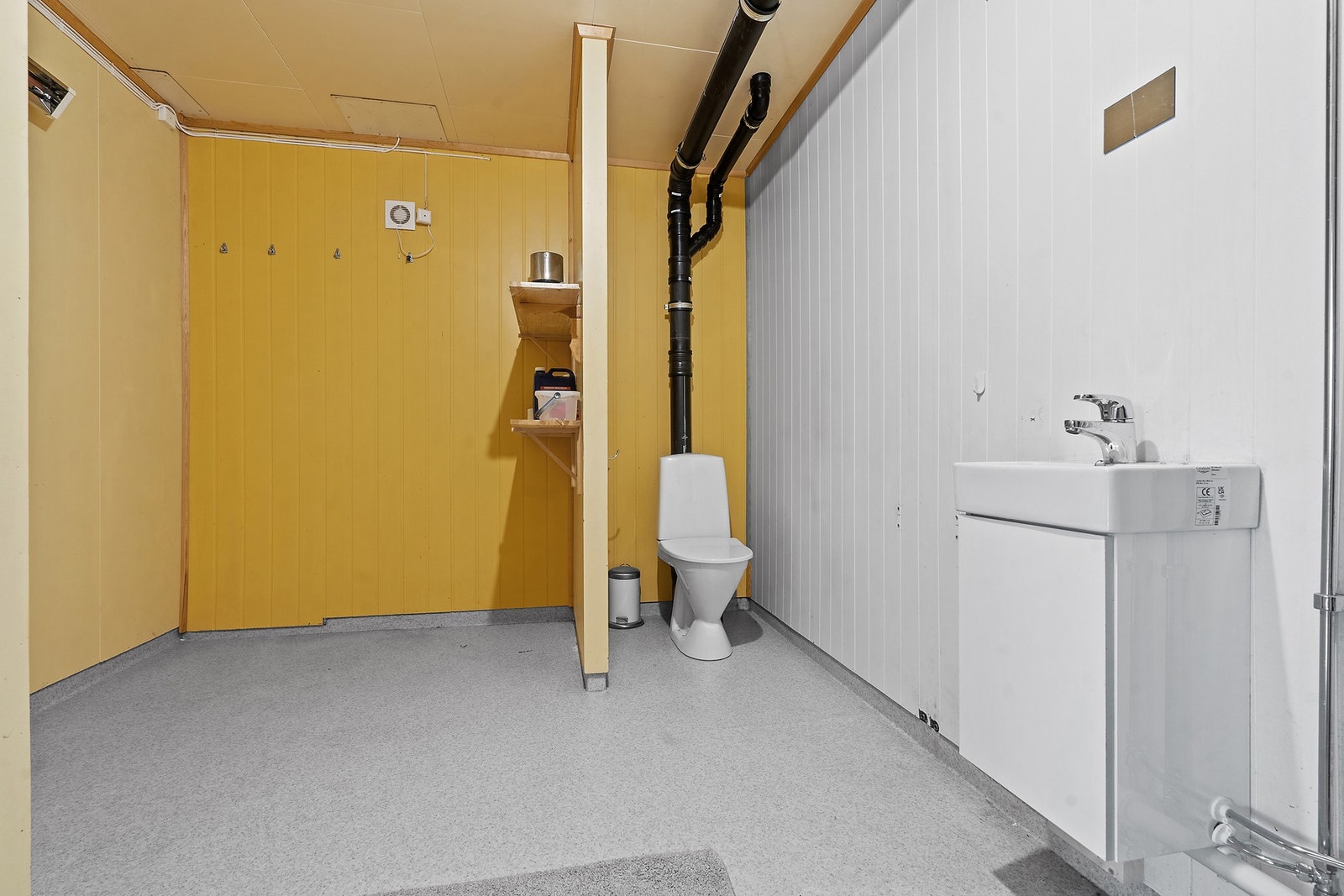 Eget vaskerom i kjelleren med toalett, servant og opplegg for vaskemaskin. Galleribilde
