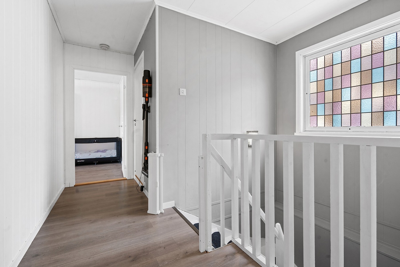 Hallen binder sammen rommene i første etasje og har en malt tretrapp ned til kjelleren. Galleribilde