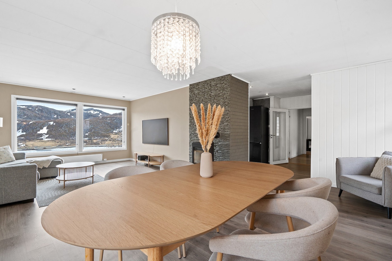 Stuen har god plass til både en romslig spisestue og en separat sofakrok. Galleribilde