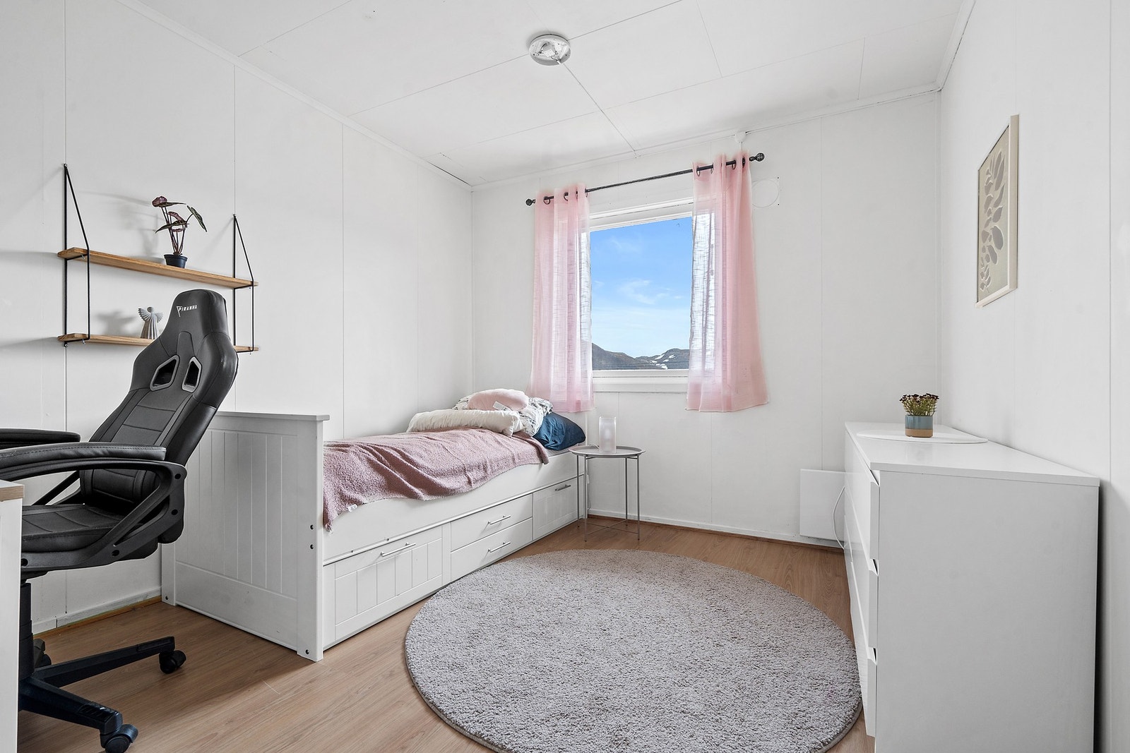 I kjelleretasjen til hoveddelen er det to innredede rom som i dag benyttes til soverom. Galleribilde