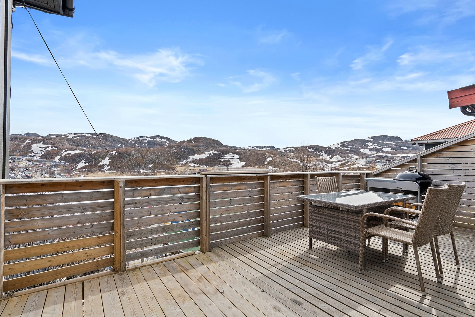 Eiendommen har et samlet terrasse- og balkongareal på 82 m², fordelt over flere soner med god plass til utemøbler. Galleribilde