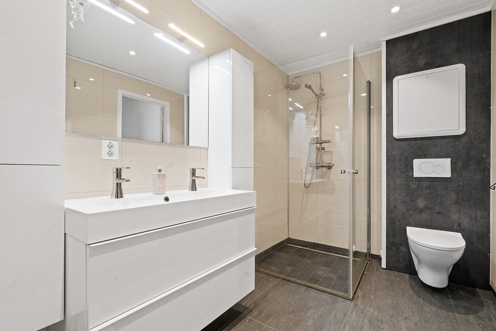 Badet i hoveddelen ble pusset opp av eier i 2024, med baderomsplater på veggene og veggmontert toalett. Galleribilde