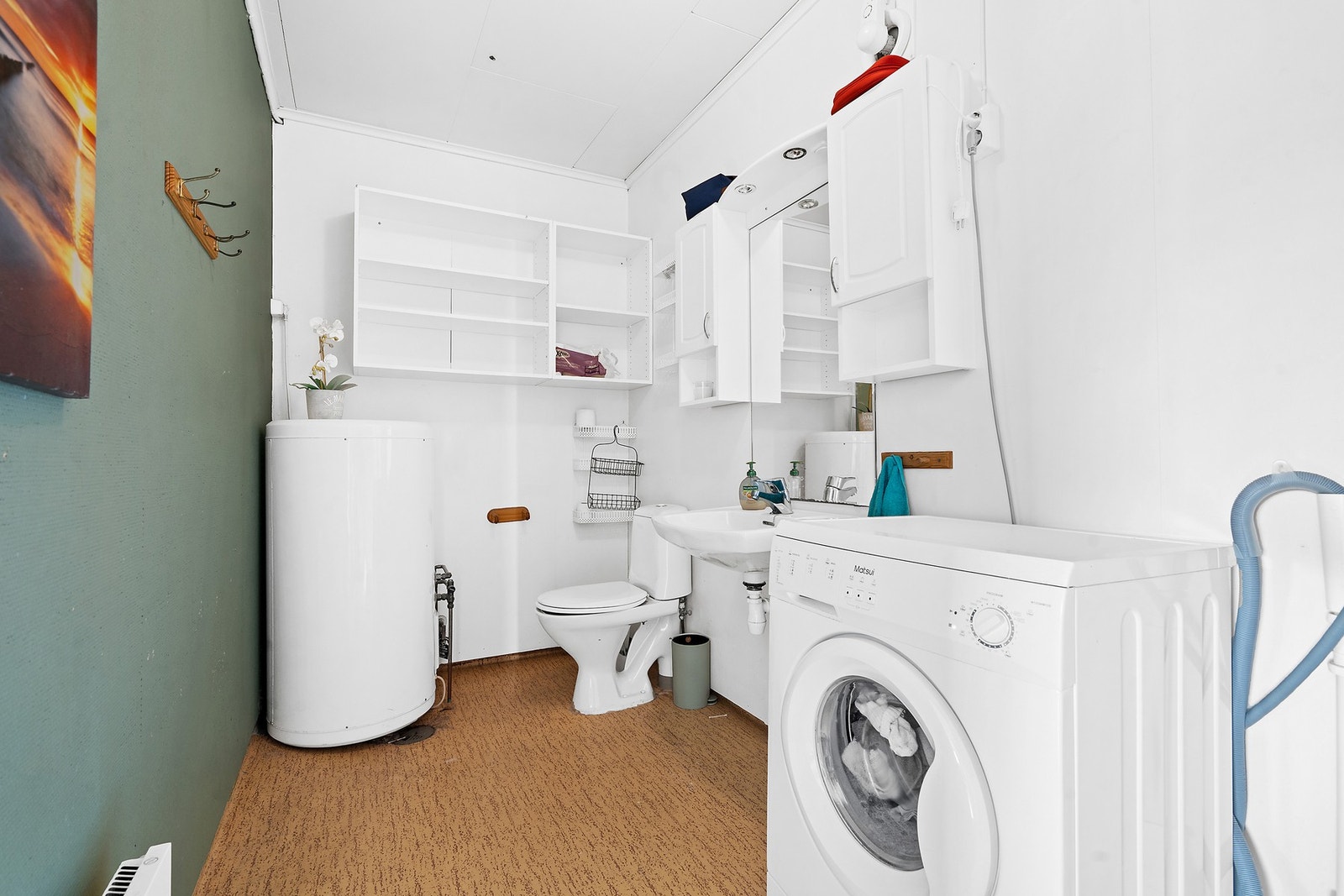 Badet i hybel er utstyrt med toalett, servant og opplegg for vaskemaskin. Galleribilde