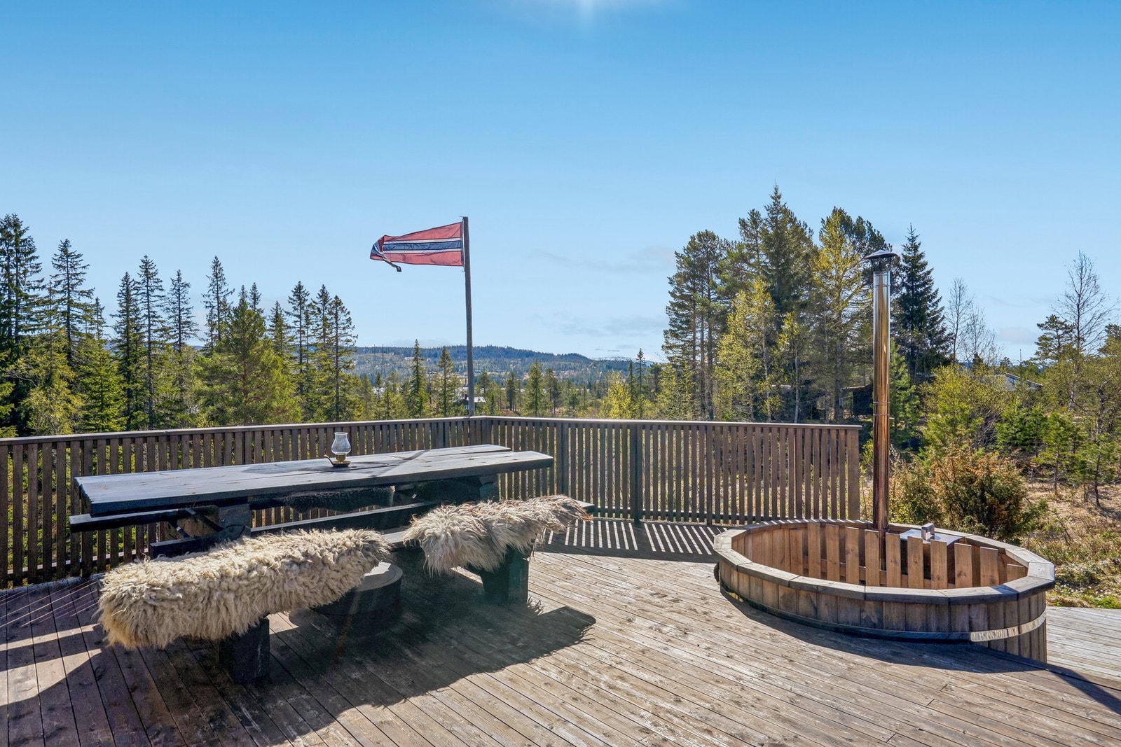 Solrik terrasse med flott utsikt Galleribilde