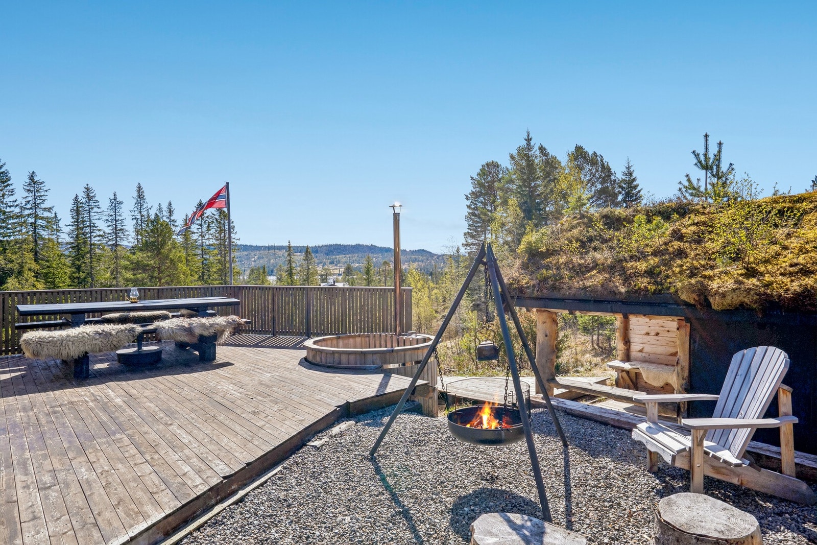Flott terrasse med gode solforhold og flott utsikt. Galleribilde