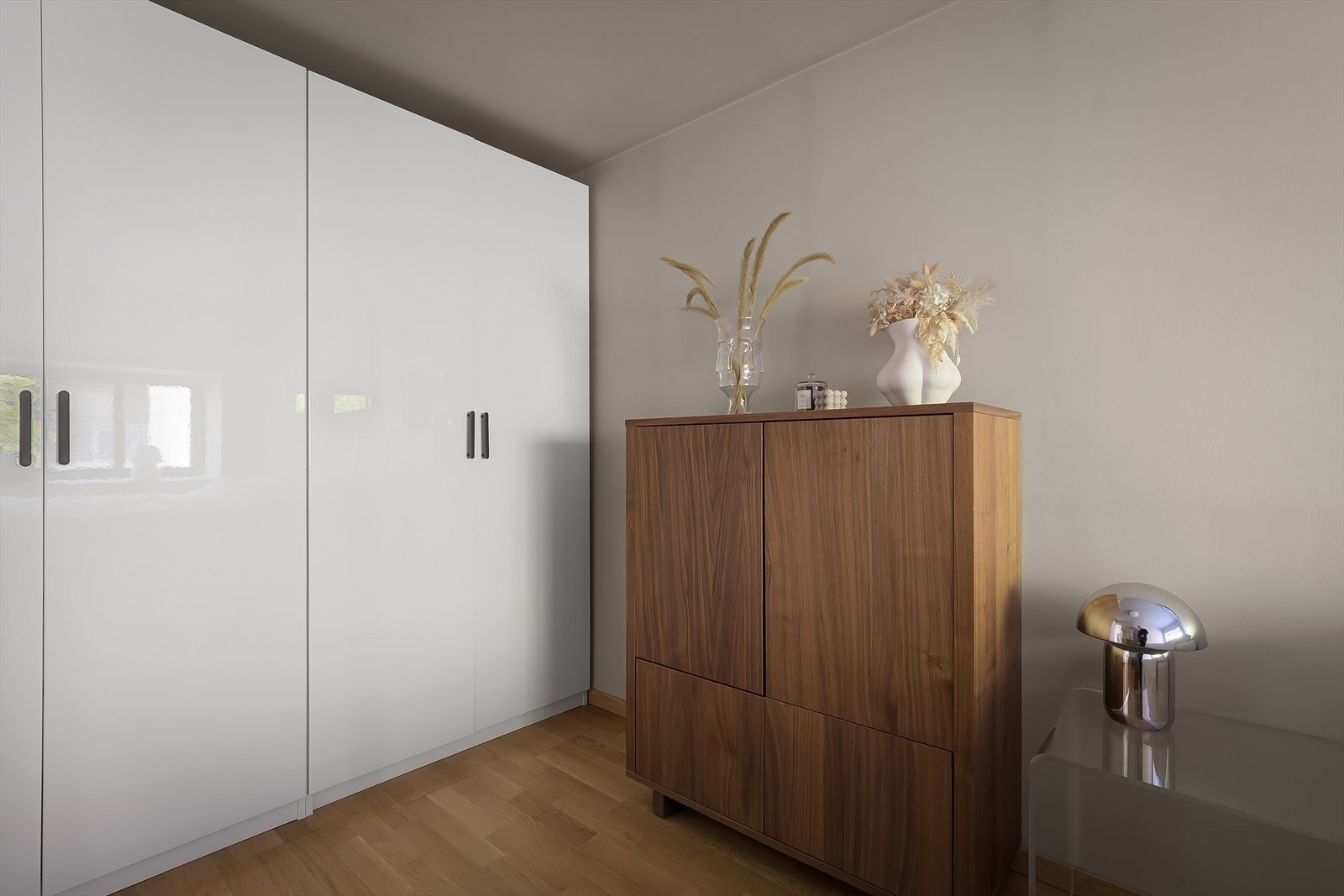 Rommet er utstyrt med et fastmontert garderobeskap fra 2023 med god lagringsplass Galleribilde