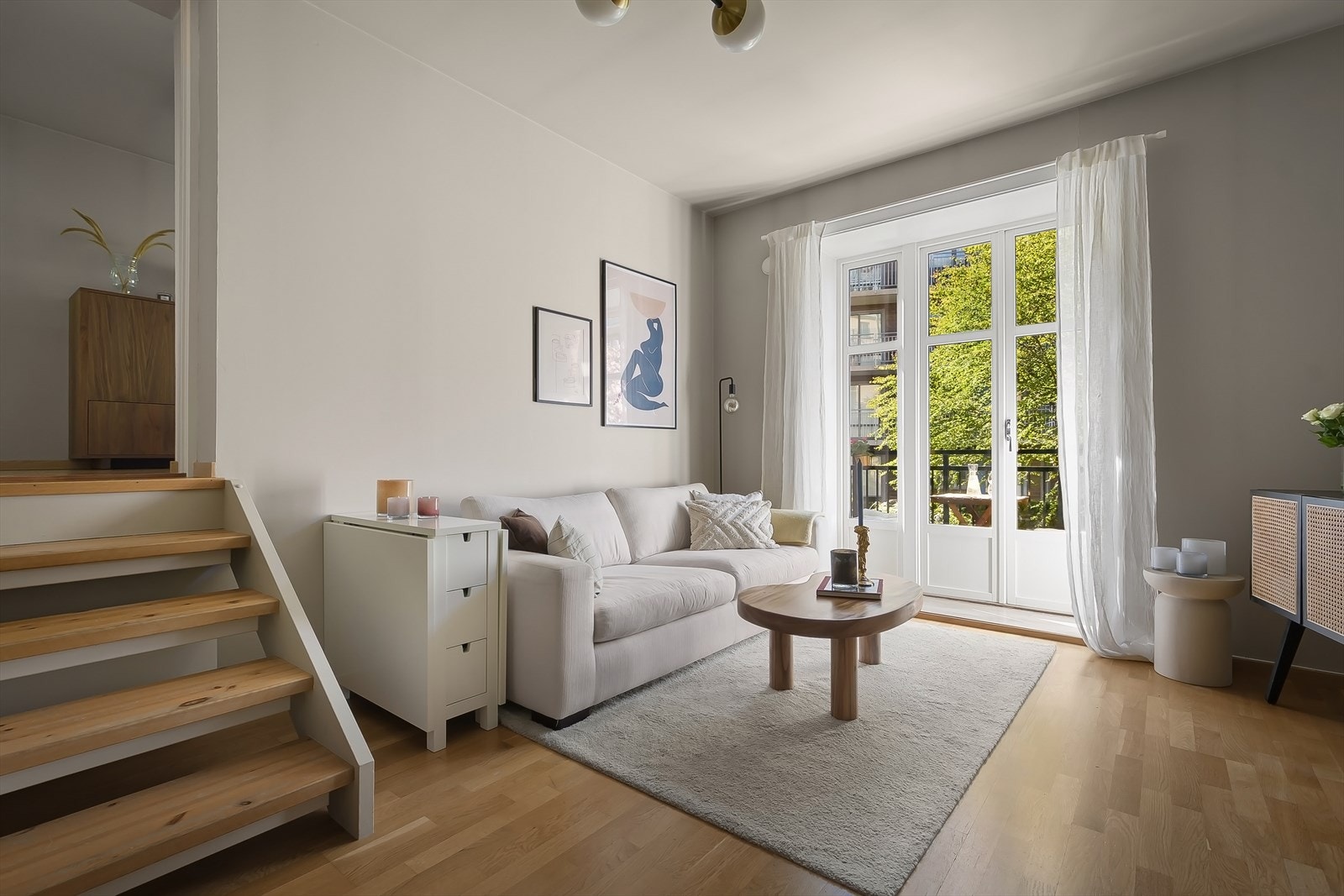 En intern trapp med lakkerte trinn leder opp til soverommet Galleribilde