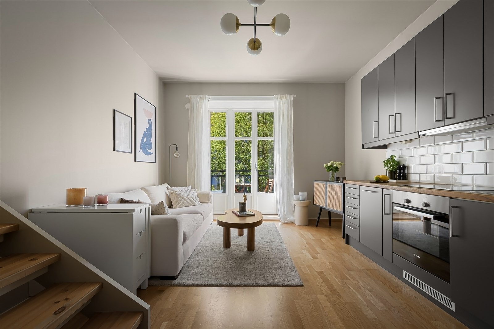 Linda Elise Lam v/Eiendomsmegler 1 ønsker velkommen til Enebakkveien 15! Foto: Kenneth Willassen Galleribilde