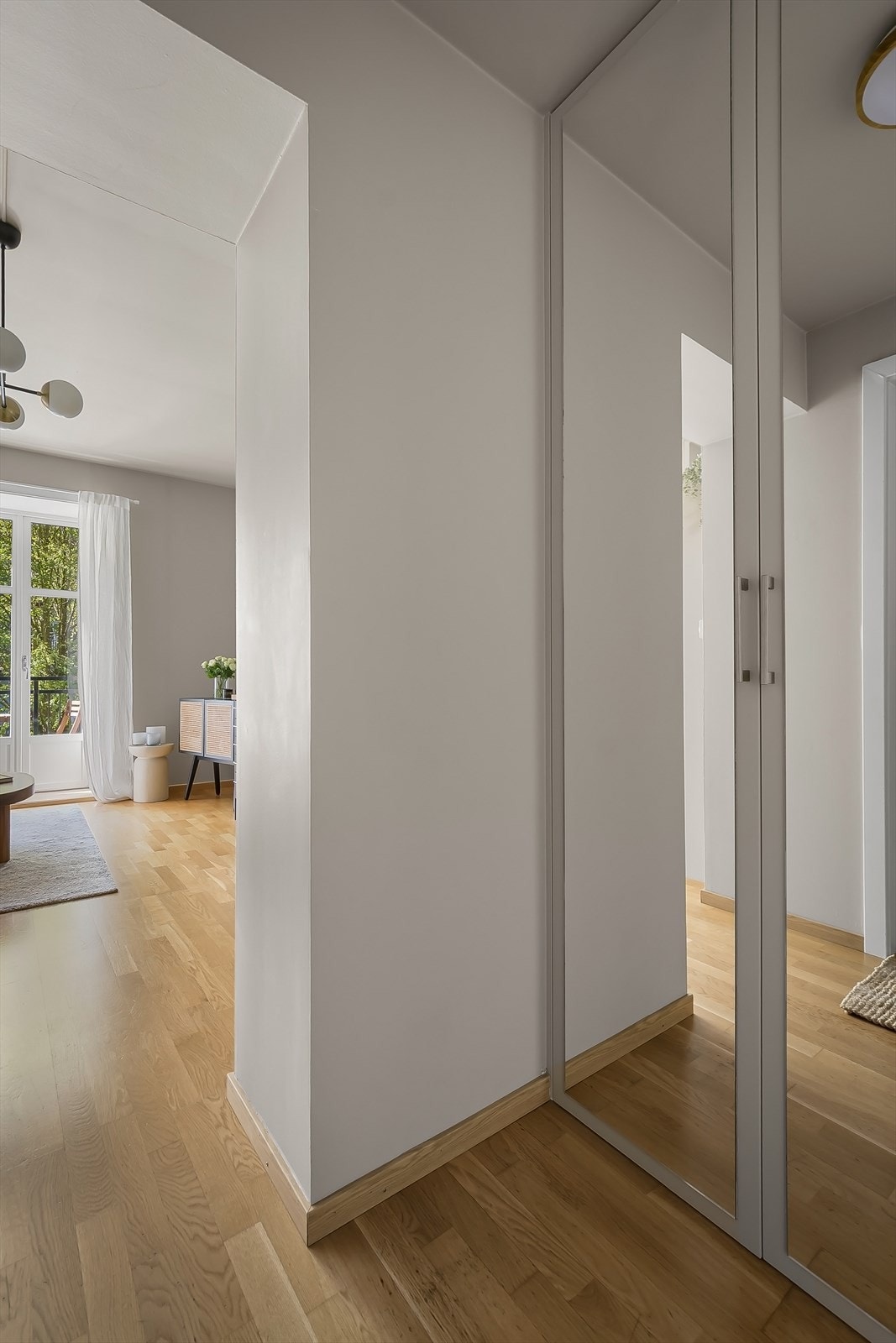 Fra entréen er det adkomst til badet og videre inn til stue- og kjøkkenområdet Galleribilde