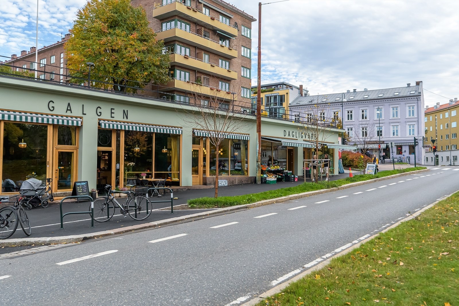 Området har et rikt utvalg av lokale butikker, dagligvare og spisesteder i gangavstand Galleribilde