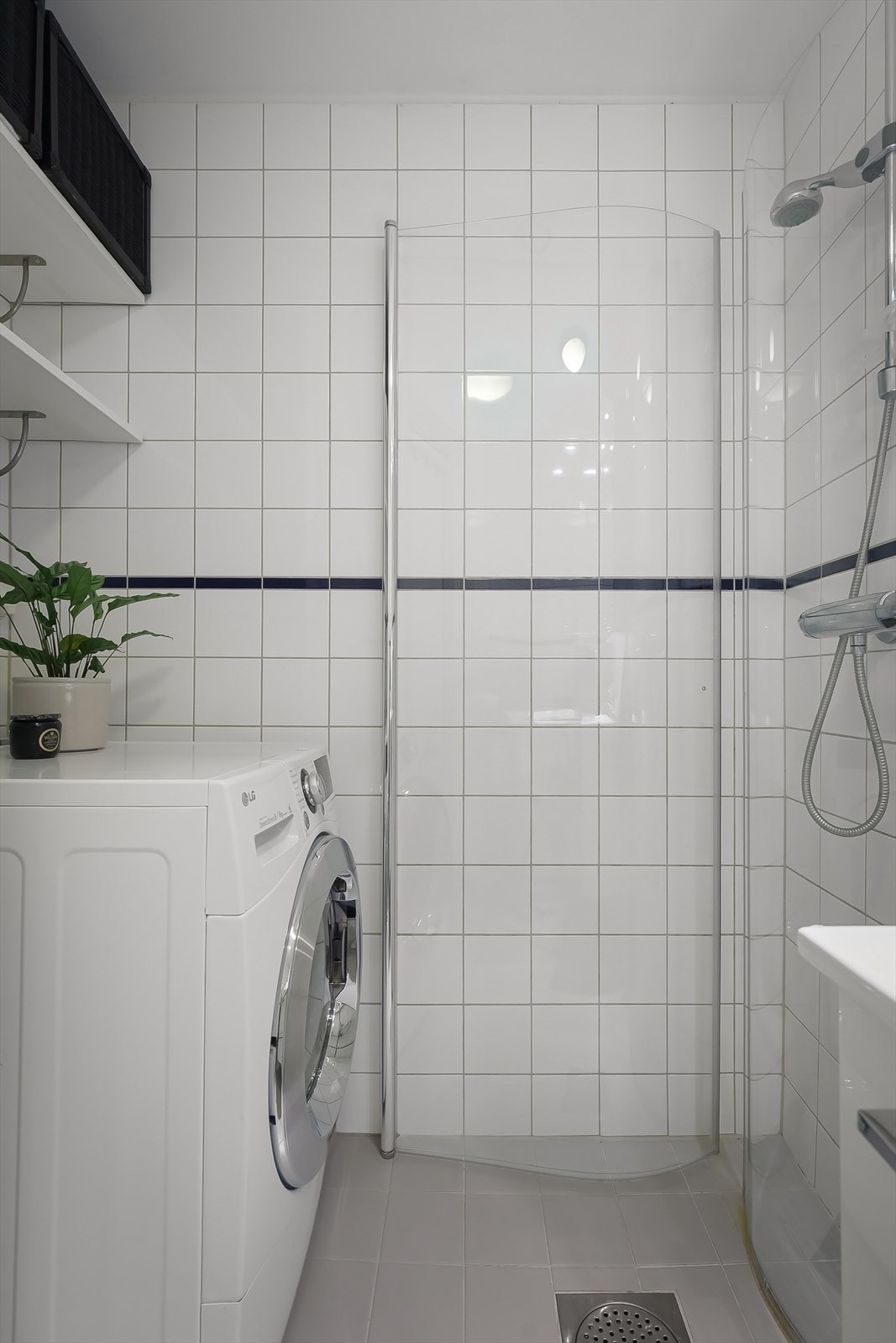 Det er opplegg for vaskemaskin på badet. Dusjhjørnet har praktiske, svingbare glassdører Galleribilde