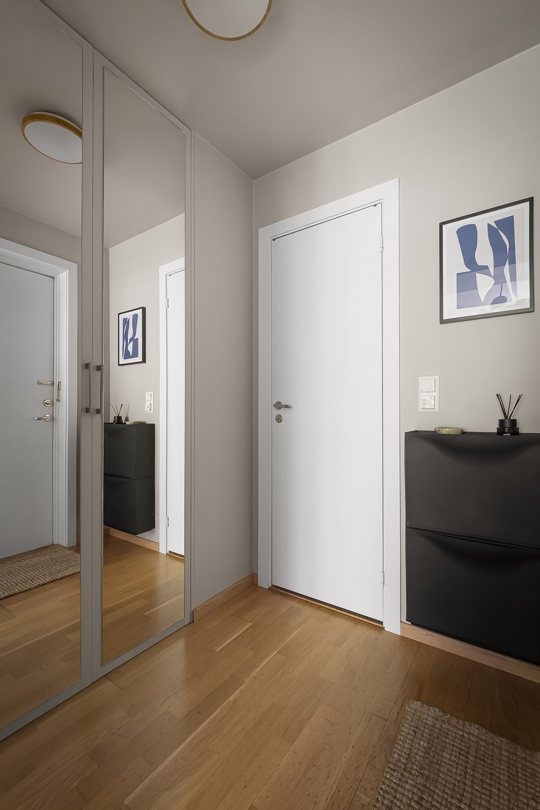 Entréen er romslig med god garderobeplass Galleribilde