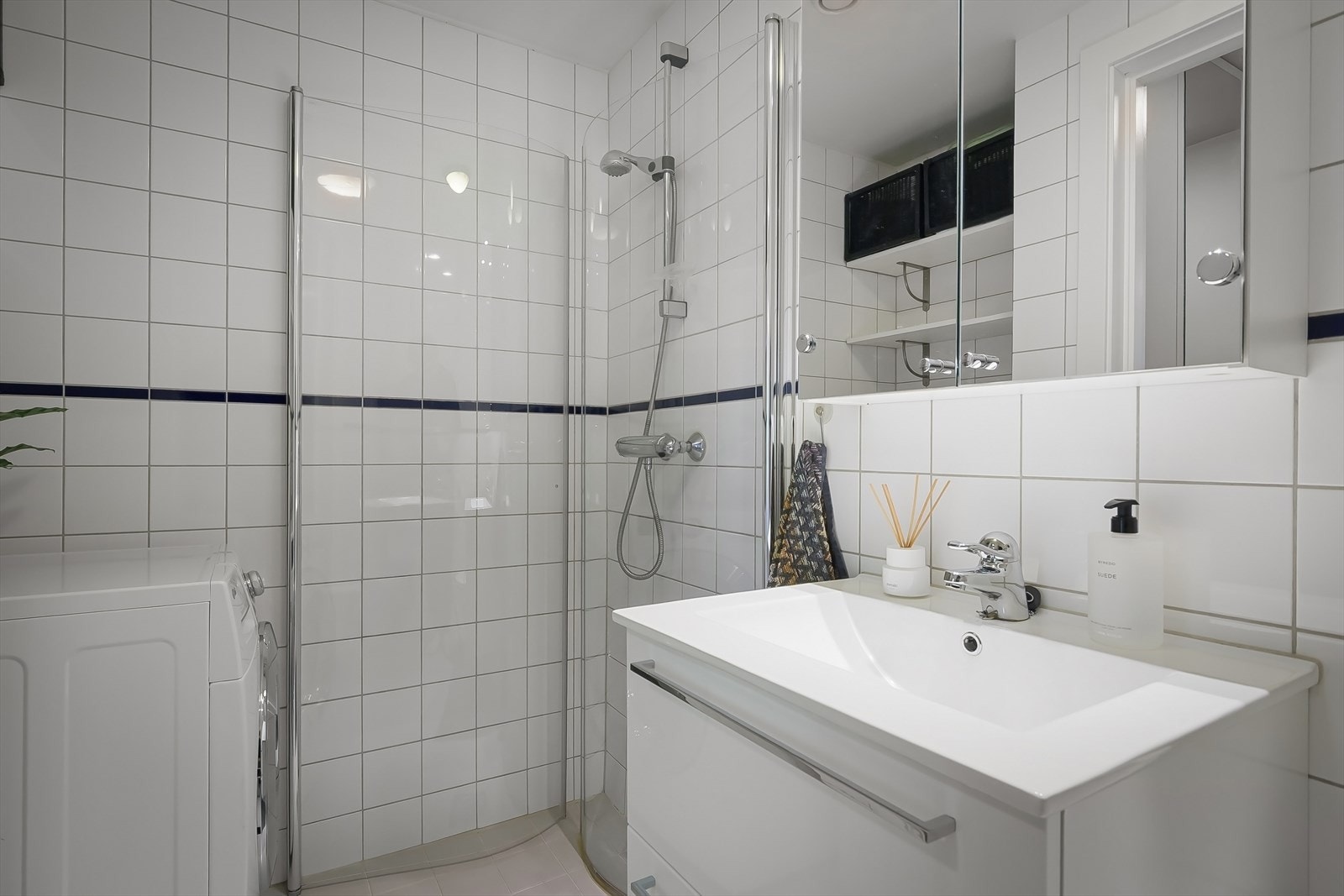 Badet har flislagt gulv med elektriske varmekabler Galleribilde
