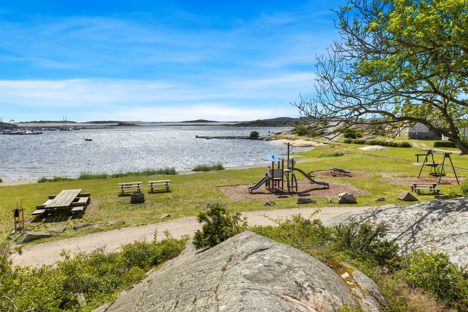 Flere fine badeplasser ligger kun en kort tur fra boligen. Galleribilde